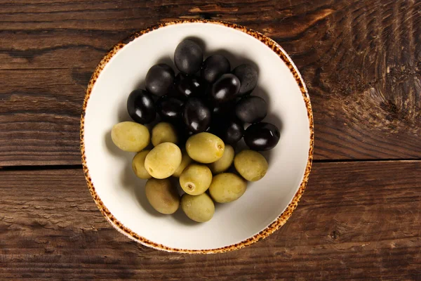 Des Collations Assiette Blanche Avec Olives Sur Une Table Bois — Photo