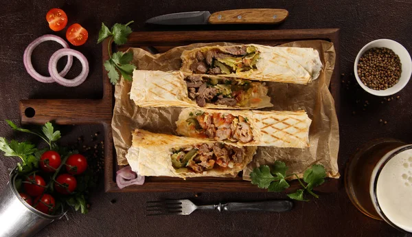 Shawarma Mit Fleisch Und Gemüse Fladenbrot Mit Lamm Huhn Essiggurken — Stockfoto