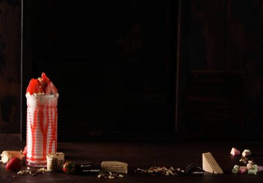 Milkshake. Çilekli kokteyl, şeffaf bardakta vanilyalı kurabiye ve tatlı. Bar menüsü. Arkaplan resmi, kopyalama alanı, yatay