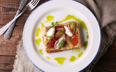 Rus ve Ukrayna mutfağı. Ekşi kremalı krep, havyar ve ahşap arka planda beyaz bir tabakta otlar. Taşralı. Çuval bezi, çatal ve bıçak. Geleneksel yemek. Arkaplan resmi. Flatlay, üst görünüm