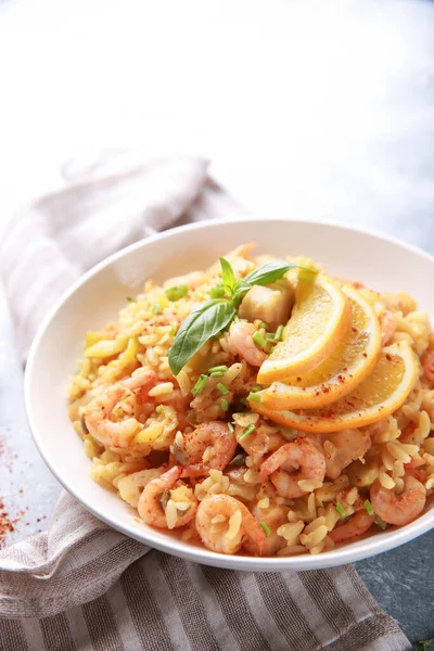 Gesunde Ernährung Ein Fischgericht Risotto Mit Garnelen Jakobsmuscheln Zitrone Und — Stockfoto