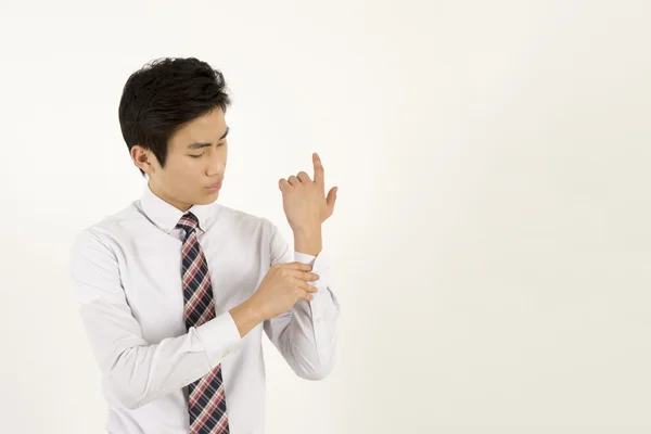 Asiático joven empresario cierre botones en camisa manga — Foto de Stock