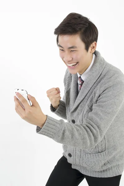 Bardzo Szczęśliwy Młody Asian Mężczyzna Inteligentny Telefon — Zdjęcie stockowe