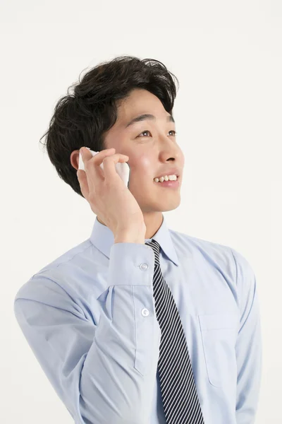 Asiático homem de negócios mostrando um telefone inteligente — Fotografia de Stock