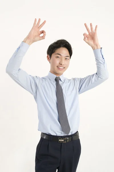 Asiático joven hombre de negocios dando bien signo — Foto de Stock