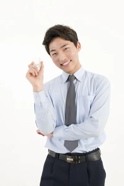 Homem de negócios asiático com vidro soju — Fotografia de Stock