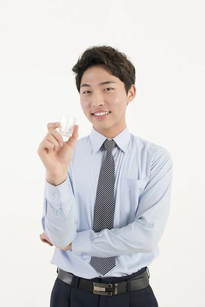 Hombre de negocios asiático con vidrio de soju — Foto de Stock