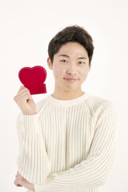 Kırmızı kalp ile gülümseyen adam