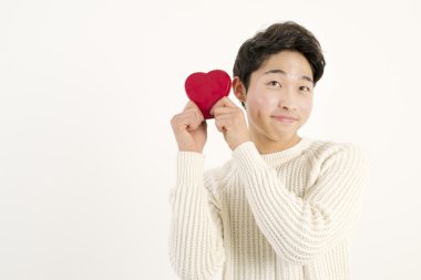 Kırmızı kalp ile gülümseyen adam,