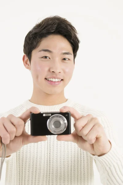 Asiatico giovane uomo con fotocamera digitale — Foto Stock