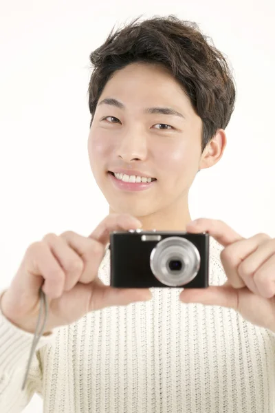 Azjatycki młody człowiek z cyfrowy aparat fotograficzny — Zdjęcie stockowe