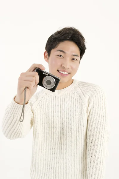 Азиатский молодой человек с цифровой камерой — стоковое фото