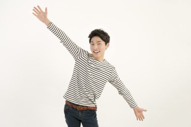 Asya genç adam Kollarını uzat