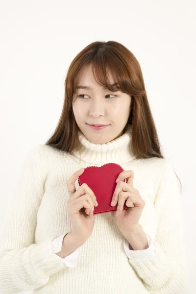 Sorridente giovane donna asiatica con la forma del cuore rosso — Foto Stock