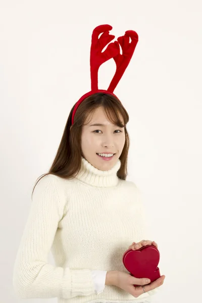 Beautiful asian woman wearing Christmas antlers — Stock Photo, Image