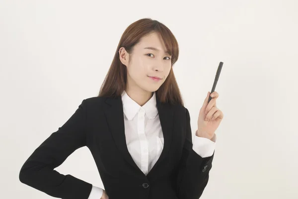 Привлекательная молодая азиатская предпринимательница с ручкой — стоковое фото