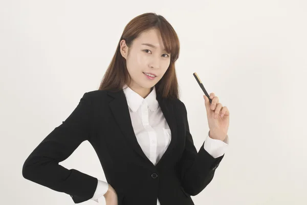Aantrekkelijke jonge Aziatische zakenvrouw met een pen — Stockfoto