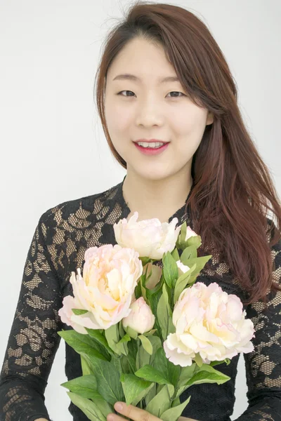 Donna asiatica con mazzo di fiori — Foto Stock