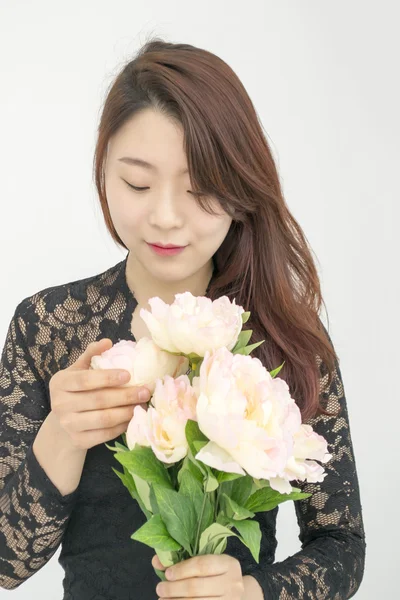 Asiatique femme avec bouquet de fleurs — Photo