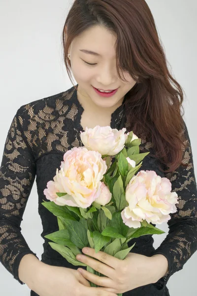 Mulher asiática com buquê de flores — Fotografia de Stock