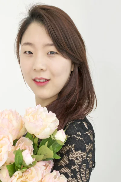 Aziatische vrouw met boeket van bloemen — Stockfoto