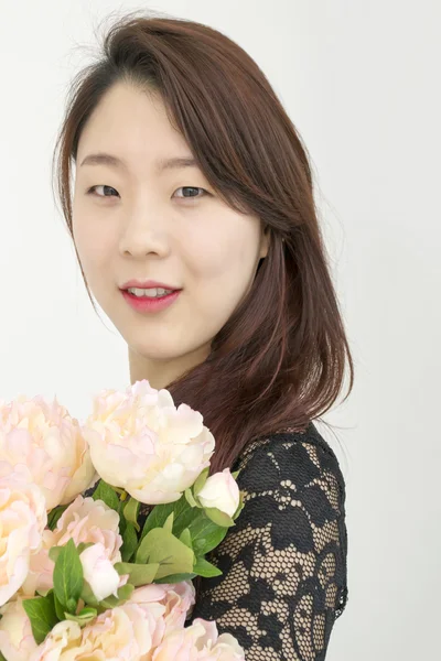 Mujer asiática con ramo de flores — Foto de Stock