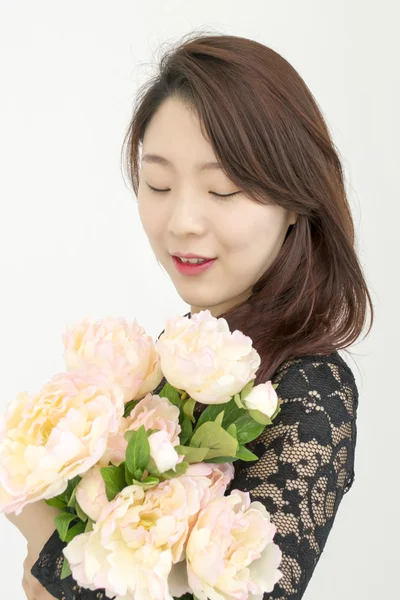 Aziatische vrouw met boeket van bloemen — Stockfoto