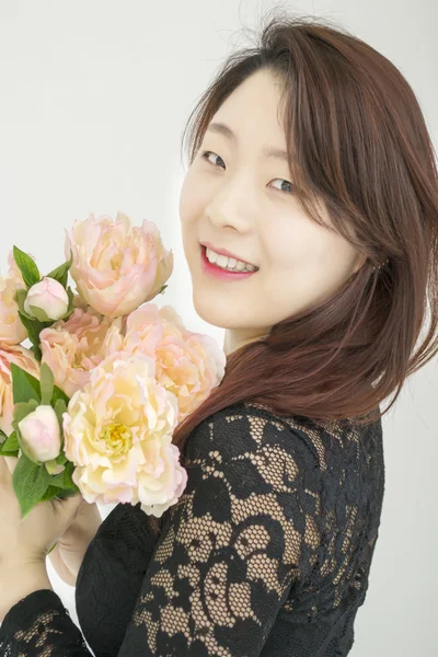 Asian woman with bouquet of flowers — Stock Photo, Image