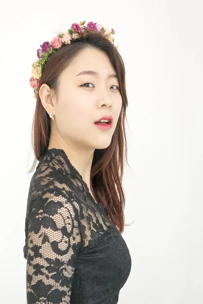 Vacker asiatisk kvinna med halsband — Stockfoto