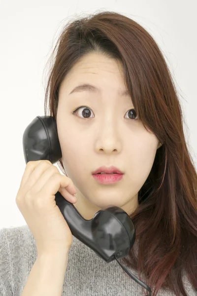 Asiatico donna parlando per telefono — Foto Stock