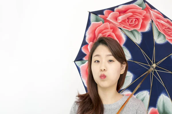 Bir şemsiye ile güzel Asyalı kadın — Stok fotoğraf