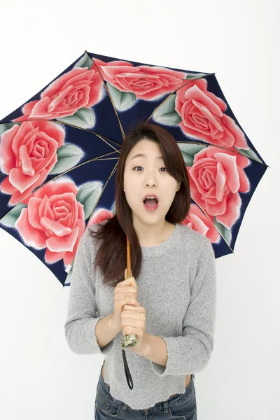 Schöne asiatische Frau mit einem Regenschirm — Stockfoto