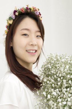 Çelenk ile güzel Asyalı gelin