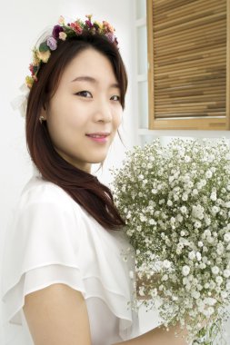 Çelenk ile güzel Asyalı gelin