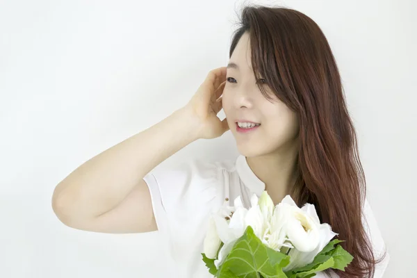 Krásná asijská žena s květinami — Stock fotografie