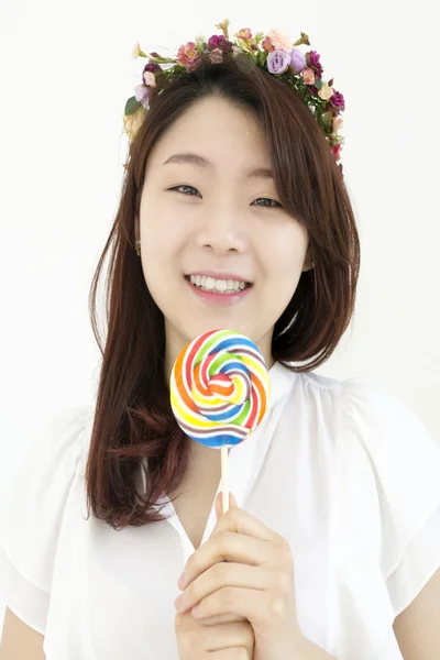 Asiatisk kvinna med lollipop — Stockfoto