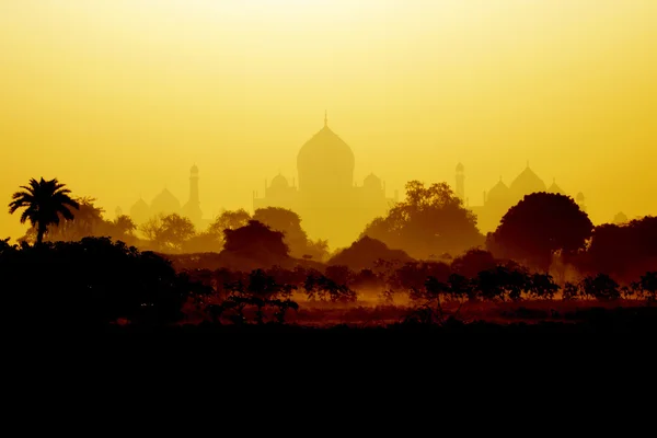 Taj Mahal on a foggy morning — Zdjęcie stockowe