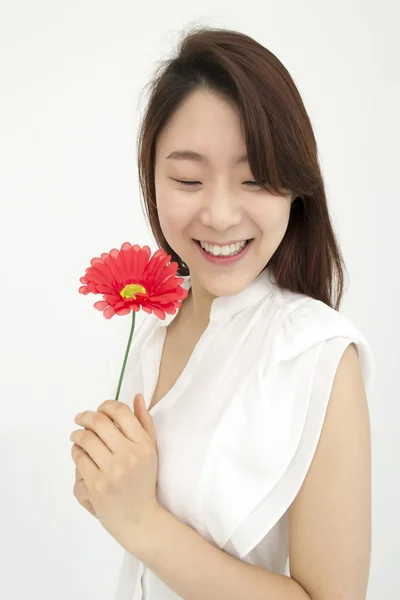 Hermosa mujer asiática con flor roja — Foto de Stock