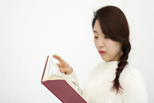 Reading a book — Stock Photo, Image