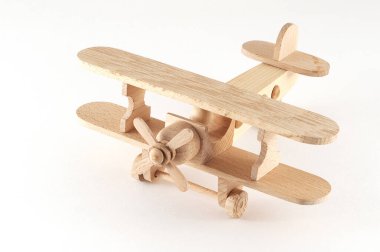 Beyaz arka planda pervanesi olan tahta bir uçak.