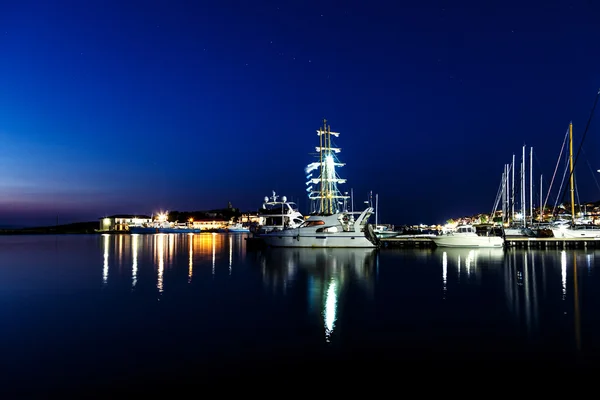 Yacht de mer de nuit quai — Photo