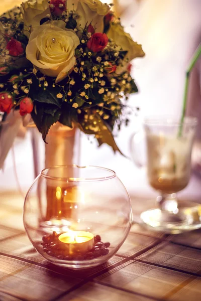 Zátiší květiny svíčka — Stock fotografie
