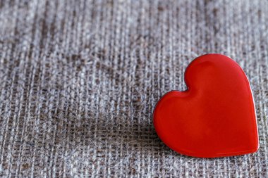 Kırmızı kalp çuval bezi