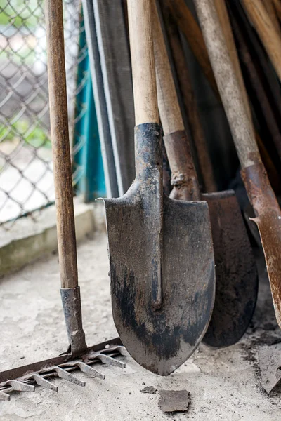 Старые лопаты — стоковое фото