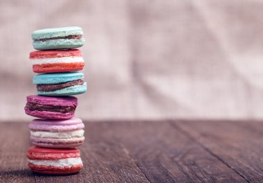 bir ahşap üzerine renkli macarons