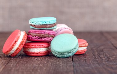 bir ahşap üzerine renkli macarons 