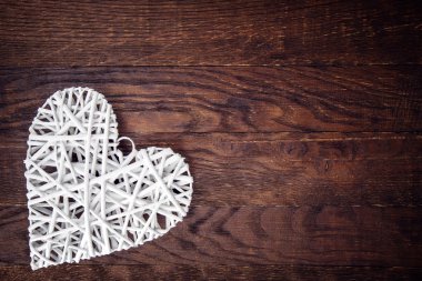 Ahşap bir arka planda kalp