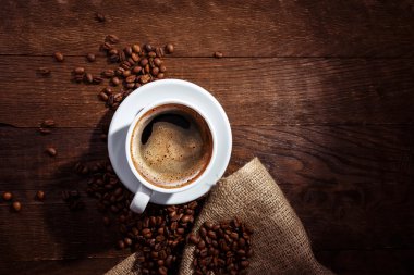 Kahve fincanı ve çay tabağı ahşap bir masada.
