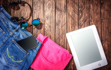 Natürmort tişört kot güneş gözlüğü 