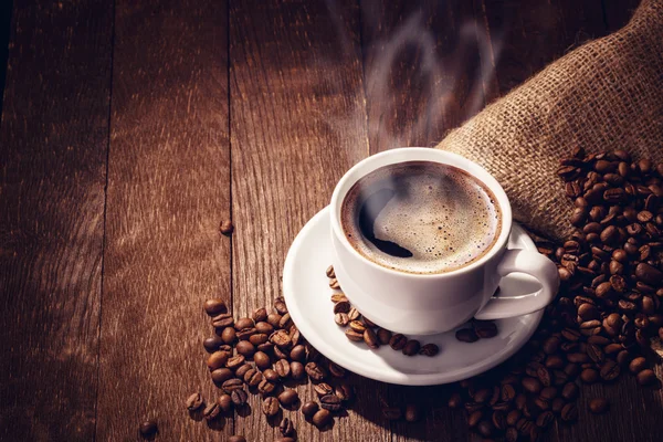 Tasse Kaffeebohnen aus Holz — Stockfoto